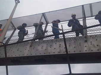 Noticia Radio Panamá | Rescatan a sujeto que amenazaba con lanzarse del Puente de Las Américas