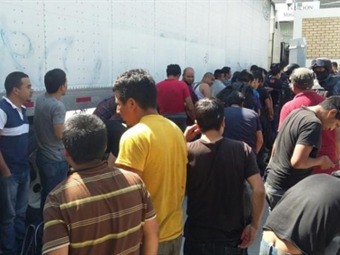 Noticia Radio Panamá | Gobierno Federal rescató a 114 migrantes hacinados en un tráiler en una carretera de Cohuila