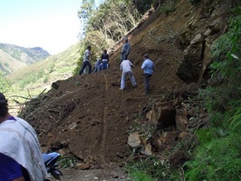 Noticia Radio Panamá | Familias afectadas por deslizamientos en Automotor, se resisten abandonar sus viviendas
