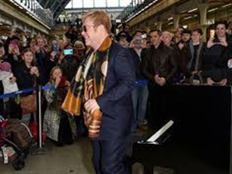 Noticia Radio Panamá | Elton John toca el piano por sorpresa en la estación londinense de St Pancras