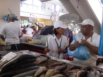 Noticia Radio Panamá | MINSA realiza operativo de inspección en el Mercado de Marisco por cuaresma