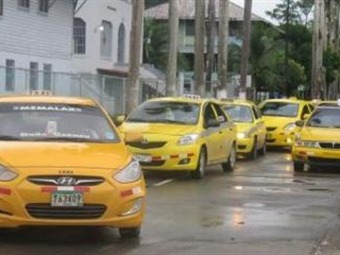Noticia Radio Panamá | Taxistas de Colón exigen que se les entregue certificado de operaciones