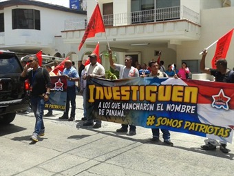 Noticia Radio Panamá | SUNTRACS protesta en los predios de la firma de abogados Mossack Fonseca
