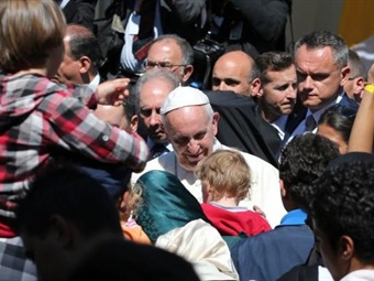 Noticia Radio Panamá | El papa regresó a Roma con doce refugiados que mantendrá el Vaticano