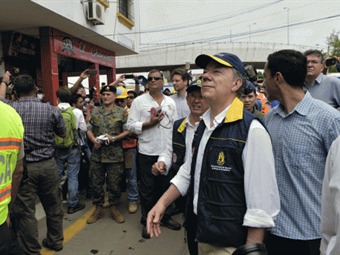 Noticia Radio Panamá | Juan Manuel Santos recorre junto a Rafael Correa zona devastada de Manta