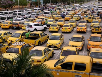 Noticia Radio Panamá | Taxistas cierran la Vía España por rechazo al servicio Uber