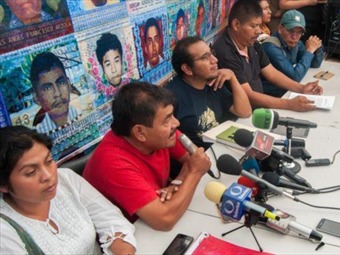 Noticia Radio Panamá | Padres de normalistas desaparecidos dan 15 días a la PGR para cumplir algunas demandas