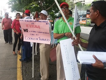 Noticia Radio Panamá | Trabajadores de empresas eléctricas protestan frente a oficinas de ETESA