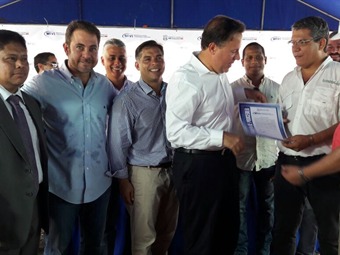 Noticia Radio Panamá | Presidente Varela entrega orden de proceder para la construcción de Terrazas de Ancón