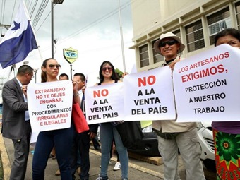 Noticia Radio Panamá | Realizan protesta por decreto de regularización migratoria
