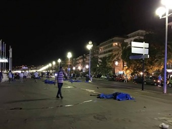 Noticia Radio Panamá | Decenas de personas murieron en Niza sur de Francia cuando un camión arremetió contra una multitud