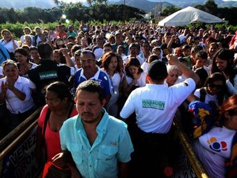 Noticia Radio Panamá | Miles de venezolanos cruzaron la frontera para hacer mercado y comprar medicamentos