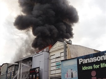 Noticia Radio Panamá | Incendio en residencial de la Plaza 5 de Mayo dejó pérdidas materiales