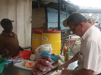 Noticia Radio Panamá | Región Metropolitana de Salud sorprendió a varios comerciantes de la Avenida Central