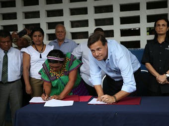 Noticia Radio Panamá | Gobierno y autoridades indígenas firman acuerdo sobre proyecto hidroeléctrico Barro Blanco