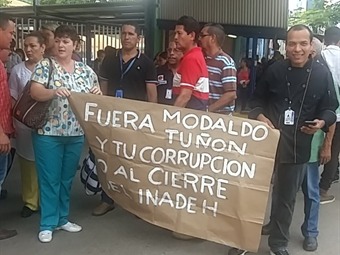Noticia Radio Panamá | Instructores y estudiantes se toman nstalaciones del Inadeh para exigir salida del director Modaldo Tuñón