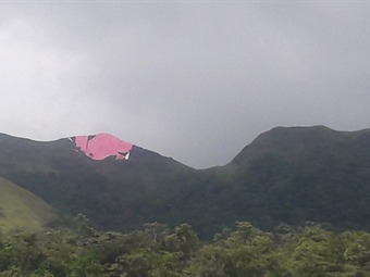 Noticia Radio Panamá | Retiran lona rosada de «La India Dormida». Niegan que sea por las críticas