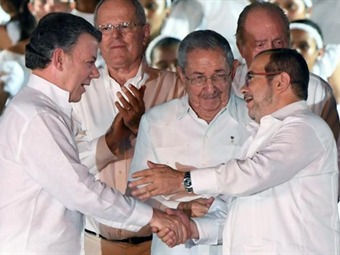 Noticia Radio Panamá | Histórica firma de paz entre Colombia y las FARC. «Timochenko» pide perdón a las víctimas