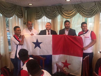Noticia Radio Panamá | Selección panameña de béisbol sub-18 recibe el Pabellón Nacional