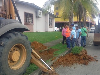 Noticia Radio Panamá | Obstrucción en línea de 6″ causa falta de agua en San Antonio