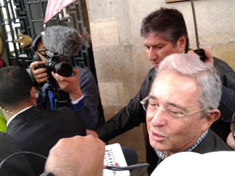 Noticia Radio Panamá | Expresidente Álvaro Uribe esquivo durante plebiscito en Colombia