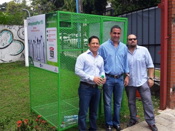 Noticia Radio Panamá | La AAUD instaló jaulas de reciclaje de botellas de plástico en el Parque Andrés Bello