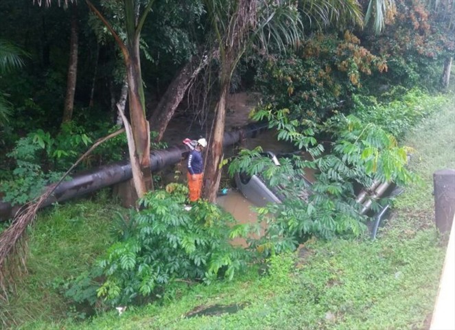 Noticia Radio Panamá | Vehiculo cae en quebrada
