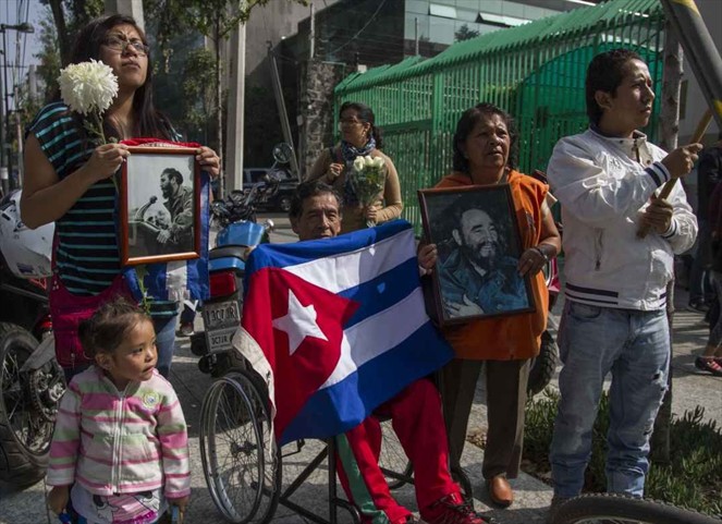 Noticia Radio Panamá | Tristeza en rostros de cubanos tras muerte del líder de la revolución
