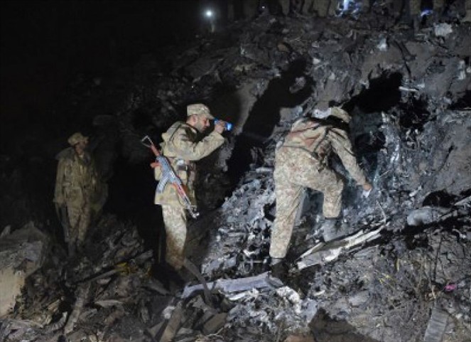 Noticia Radio Panamá | Continúan labores de rescate en avión siniestrado en Pakistán con 48 personas