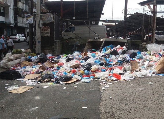 Noticia Radio Panamá | Basura se apodera de la ciudad capital. Calle Rochet inundada en desechos