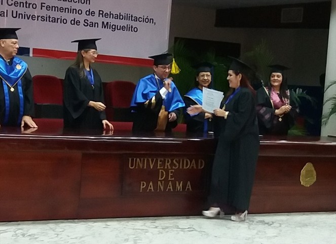 Noticia Radio Panamá | Privadas de libertad del Centro Femenino de Rehabilitación reciben diploma universitario