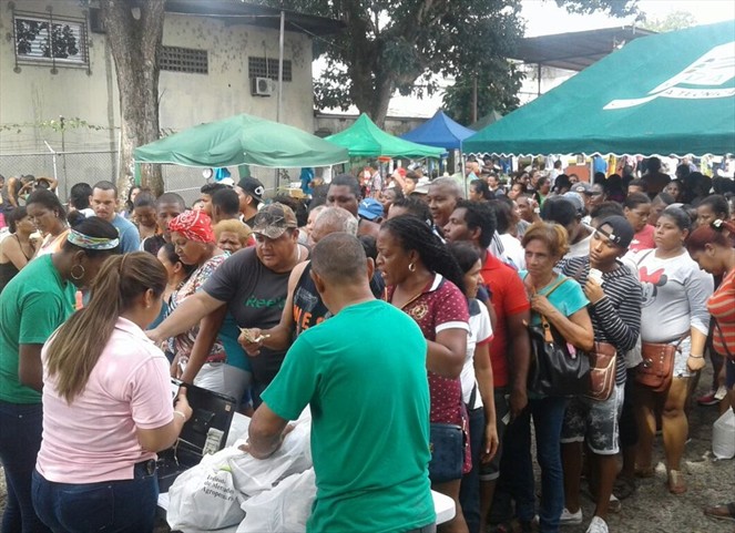Noticia Radio Panamá | Usuarios se quejan por desorganización en venta de jamones