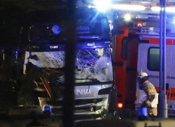 Noticia Radio Panamá | Camión arrolla a multitud en Berlín: 9 muertos y más de 50 heridos
