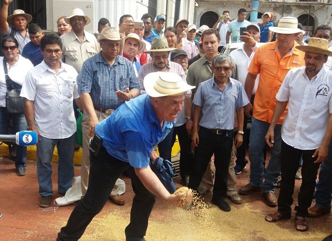 Noticia Radio Panamá | Ánimos caldeados en protesta de productores en los predios de la Presidencia