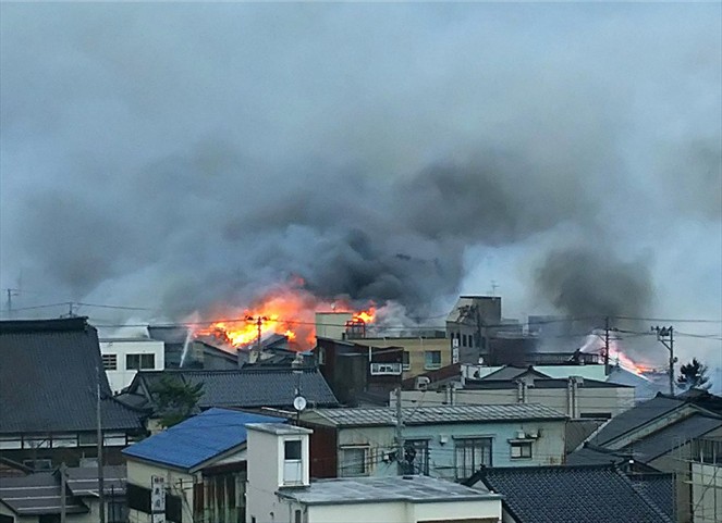 Noticia Radio Panamá | Incendio de gran magnitud consume unas 140 casas en ciudad costera en Japón