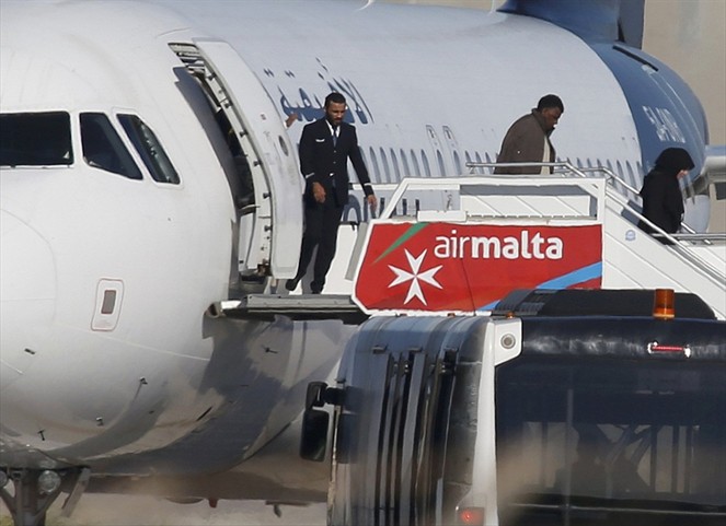 Noticia Radio Panamá | Secuestradores de avión libio, liberan a pasajeros y se rinden