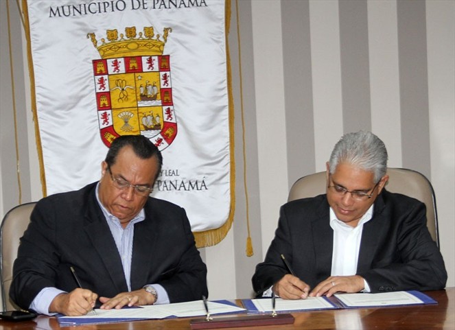 Noticia Radio Panamá | Buhoneros del Terraplén firman acuerdo para reubicación de quioscos a plaza Las Américas