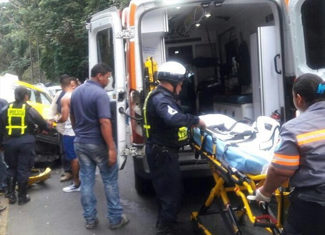 Noticia Radio Panamá | Se registra colisión múltiple en Loma Cová