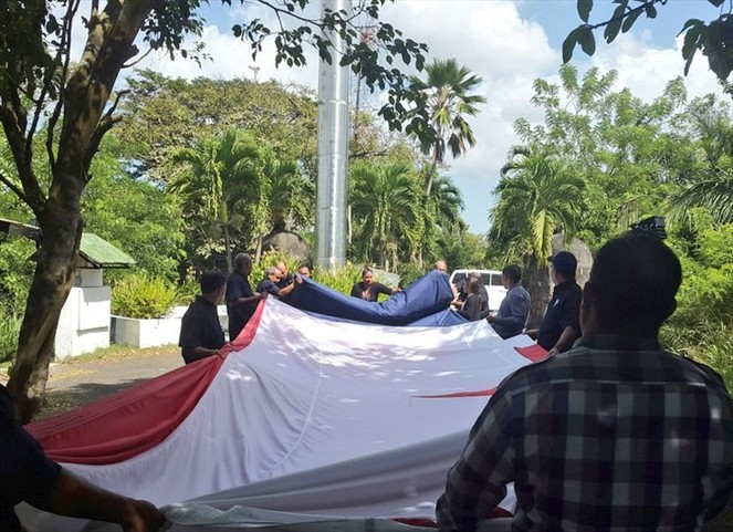 Noticia Radio Panamá | Reemplazan bandera que ondea sobre el Cerro Ancón