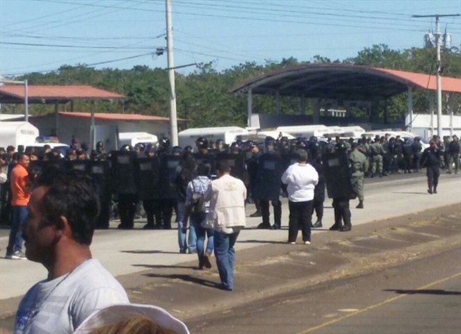 Noticia Radio Panamá | Productores molestos se enfrentan a antimotines en Divisa