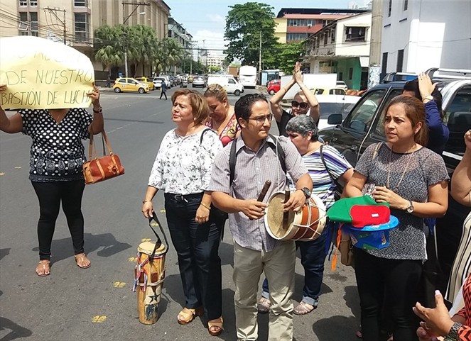 Noticia Radio Panamá | Docentes exigen explicación ante demolición de la escuela República de Venezuela