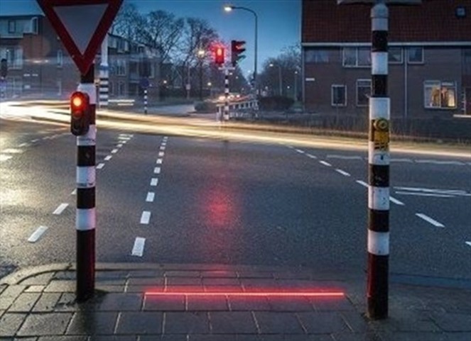 Noticia Radio Panamá | En Holanda instalan semáforo para los adictos al móvil