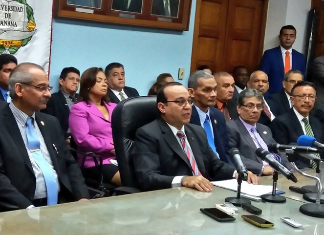 Noticia Radio Panamá | Rector Eduardo Flores no renovará contratos con la Fundación Universidad de Panamá