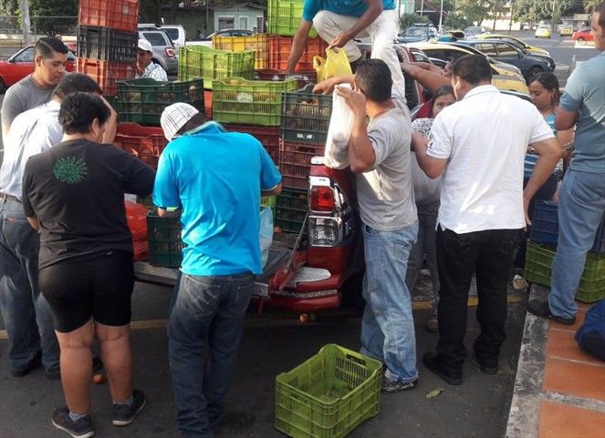 Noticia Radio Panamá | Productores regalan tomates en forma de protesta