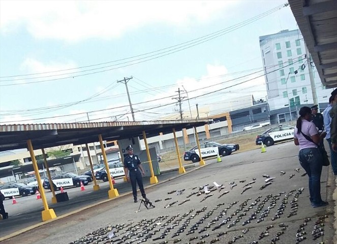 Noticia Radio Panamá | Policía Nacional destruye armas de fuego y municiones