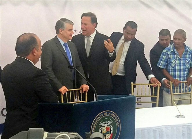 Noticia Radio Panamá | Varela firma ley que otorga partidas del XIII mes a servidores públicos y ex trabajadores del sector privado