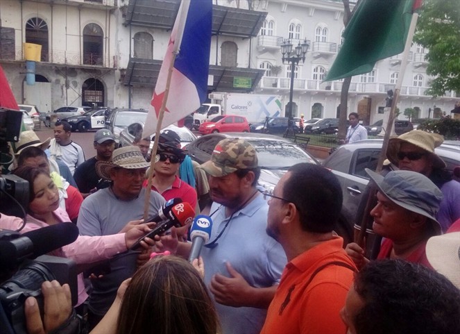 Noticia Radio Panamá | Taxistas chiricanos marcharon hasta la Presidencia de la República