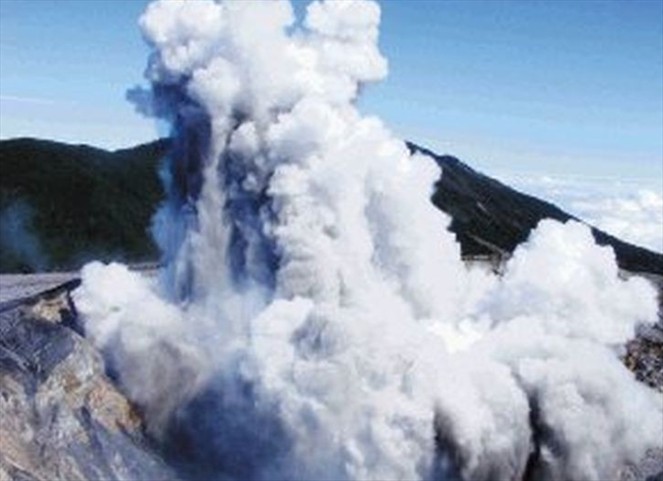 Noticia Radio Panamá | Volcán Poás en Costa Rica lanza material incandescente