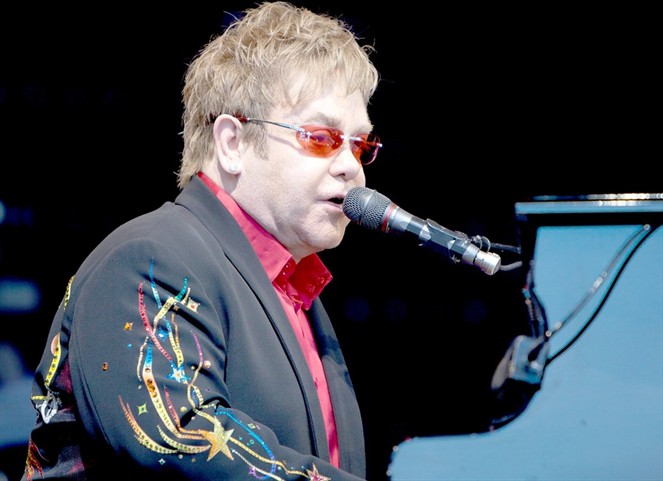 Noticia Radio Panamá | Elton John se recupera tras permanecer en terapia intensiva