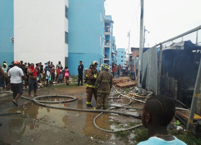 Noticia Radio Panamá | Incendio consume barraca en Curundú. Autoridades brindan asistencia a damnificados